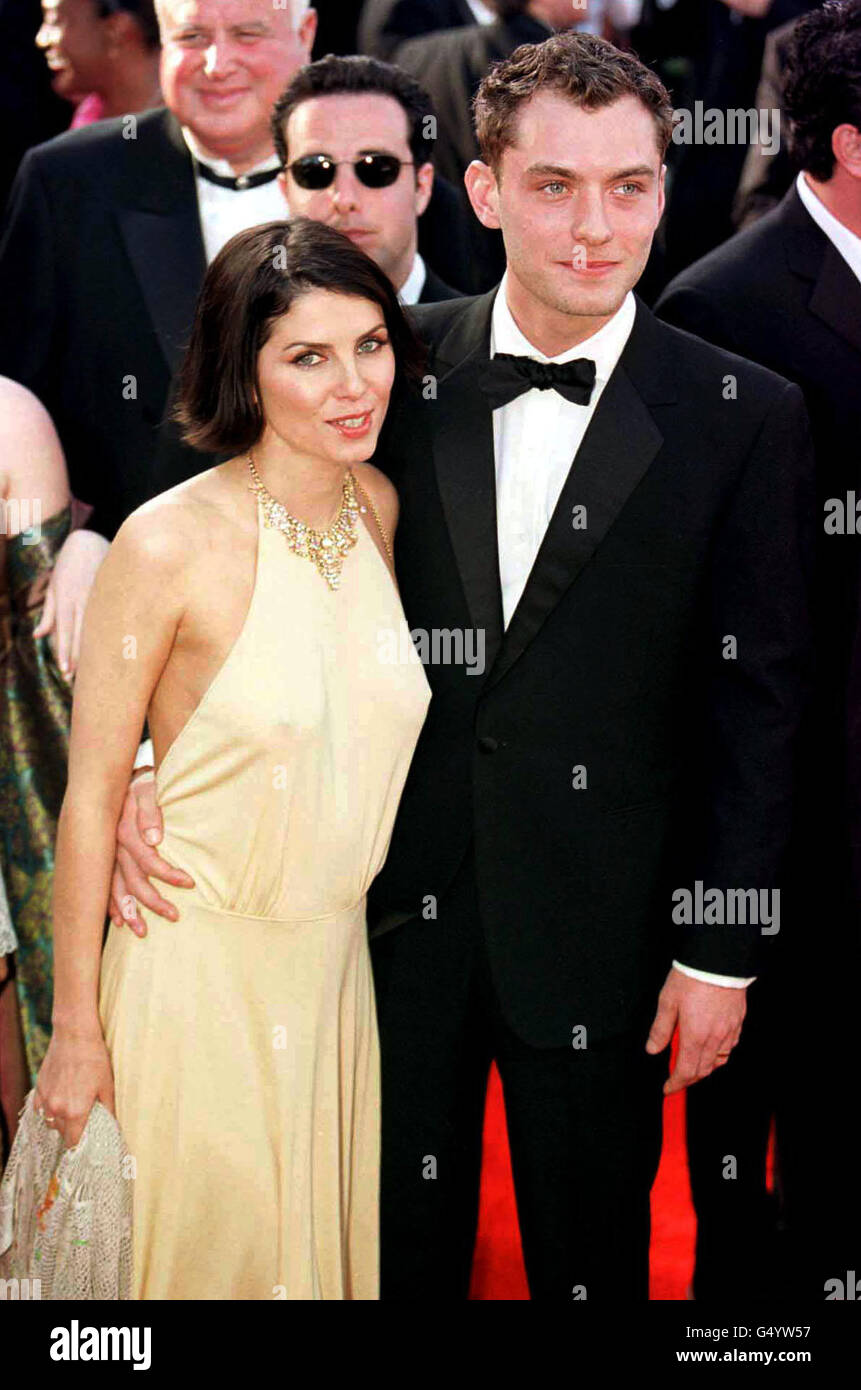 L'acteur nominé Oscar Jude Law avec son épouse, Sadie Frost, arrive pour la 72e édition des Oscars annuels au Shrine Auditorium de Los Angeles, Etats-Unis. *Sadie Frost porte une robe portée dans une boutique d'occasion sur Portobello Road à Londres. Banque D'Images