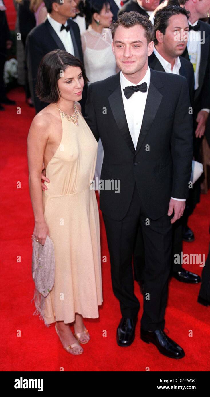 Jude Law, acteur nominé à l'Oscar, avec sa femme, Sadie Frost, arrive pour la 72e édition des Oscars au Shrine Auditorium de Los Angeles, aux États-Unis. *Sadie Frost porte une robe portée dans une boutique d'occasion sur Portobello Road à Londres. Banque D'Images