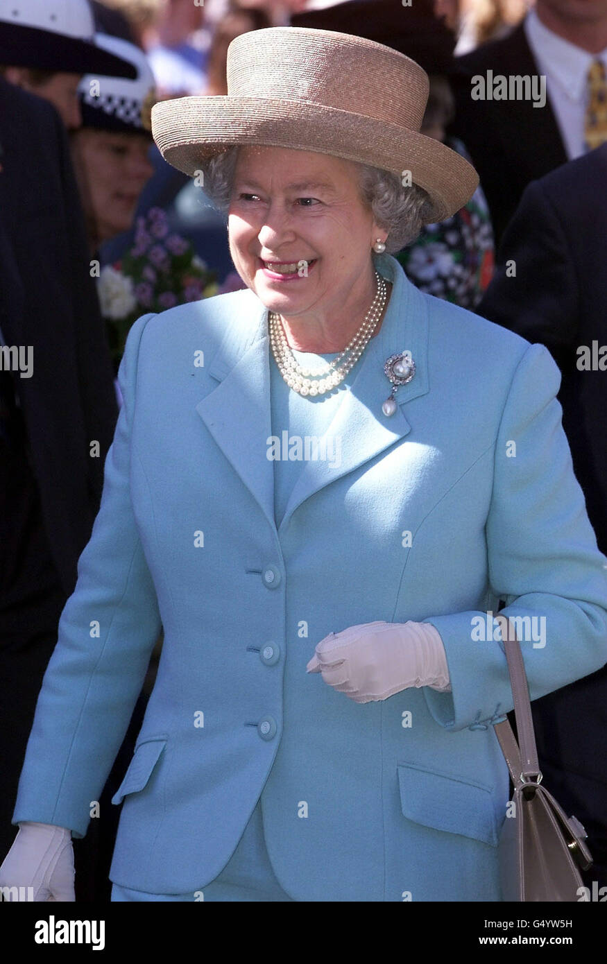 La reine Elizabeth II sourit lors de sa promenade royale à Launceston, en Tasmanie, dans le cadre de sa tournée en Australie avec le duc d'Édimbourg. Banque D'Images