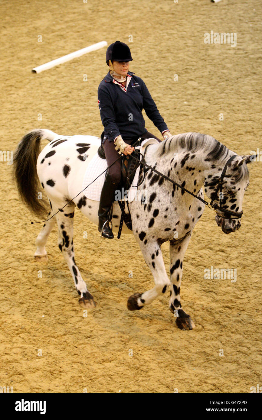 Great Britain Para-Equestrian Dressage membre de l'équipe et Londres 2012 l'espoir Anne Dunham exerce un de ses chevaux lors d'une journée médiatique à la Unicorn Equestrian Trust, Stow-on-the-World. Banque D'Images