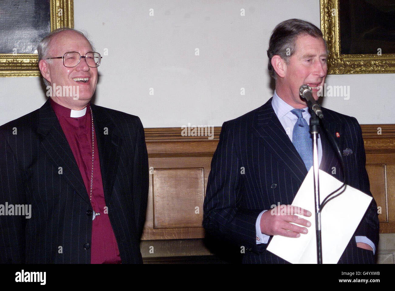 Le Prince de Galles (R) ouvre officiellement au public le Palais Lambeth et partage une blague avec le résident du Palais, l'archevêque de Canterbury, le Dr George Carey.* plus d'une paire de gants que le prince exécuté homonyme royal, le roi Charles Ier, portait sur son chemin à l'échafaudage en 1649. Banque D'Images