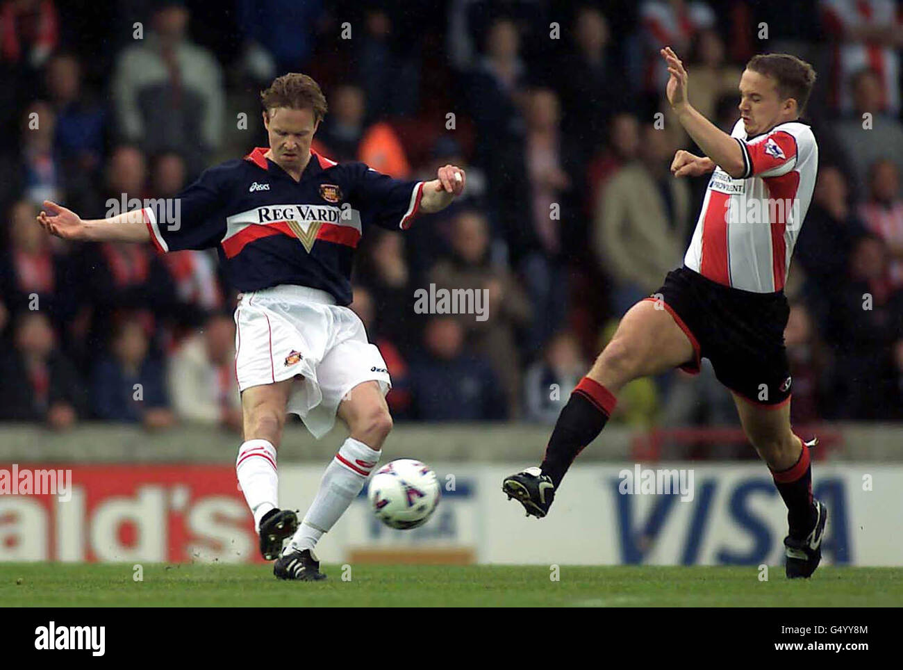 Jody Craddock s'élance pour Sunderland (à gauche) alors que Kevin Davies de Southampton se termine lors de son match de football Carling Premiership au Dell de Southampton. Banque D'Images