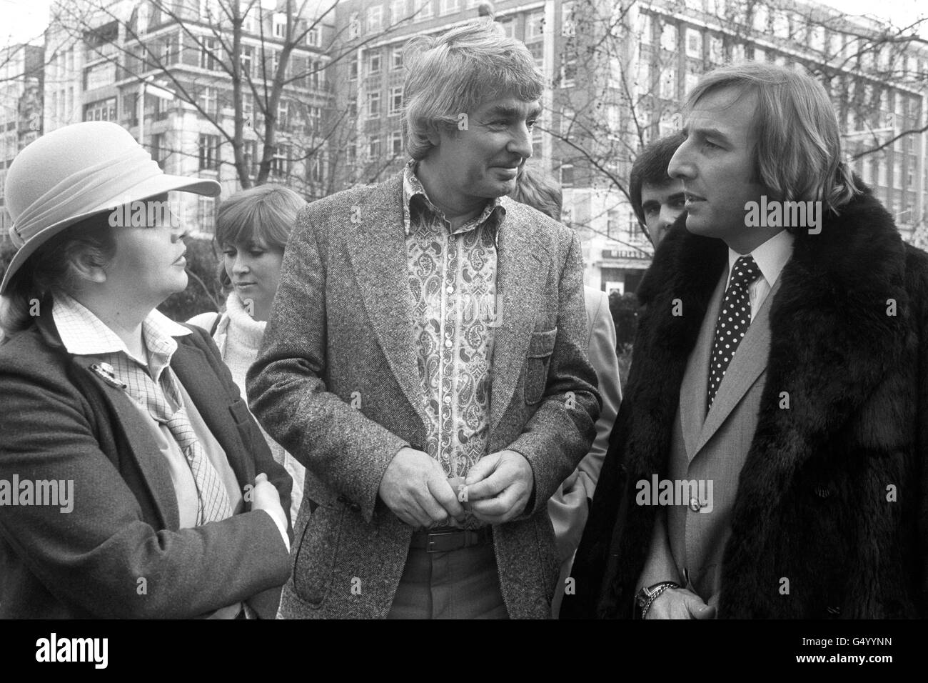 Le comédien Ken Goodwin (au centre), star de « This showbiz » au Phoenix Theatre, Londres, avec les producteurs du spectacle, Stephen et Fiona Kendall-Lane, Londres. Le syndicat des acteurs Equity a décidé de désenregistrer les producteurs pour la mise en place des spectacles du dimanche. Ils ont l'intention de lutter contre la décision syndicale. Banque D'Images