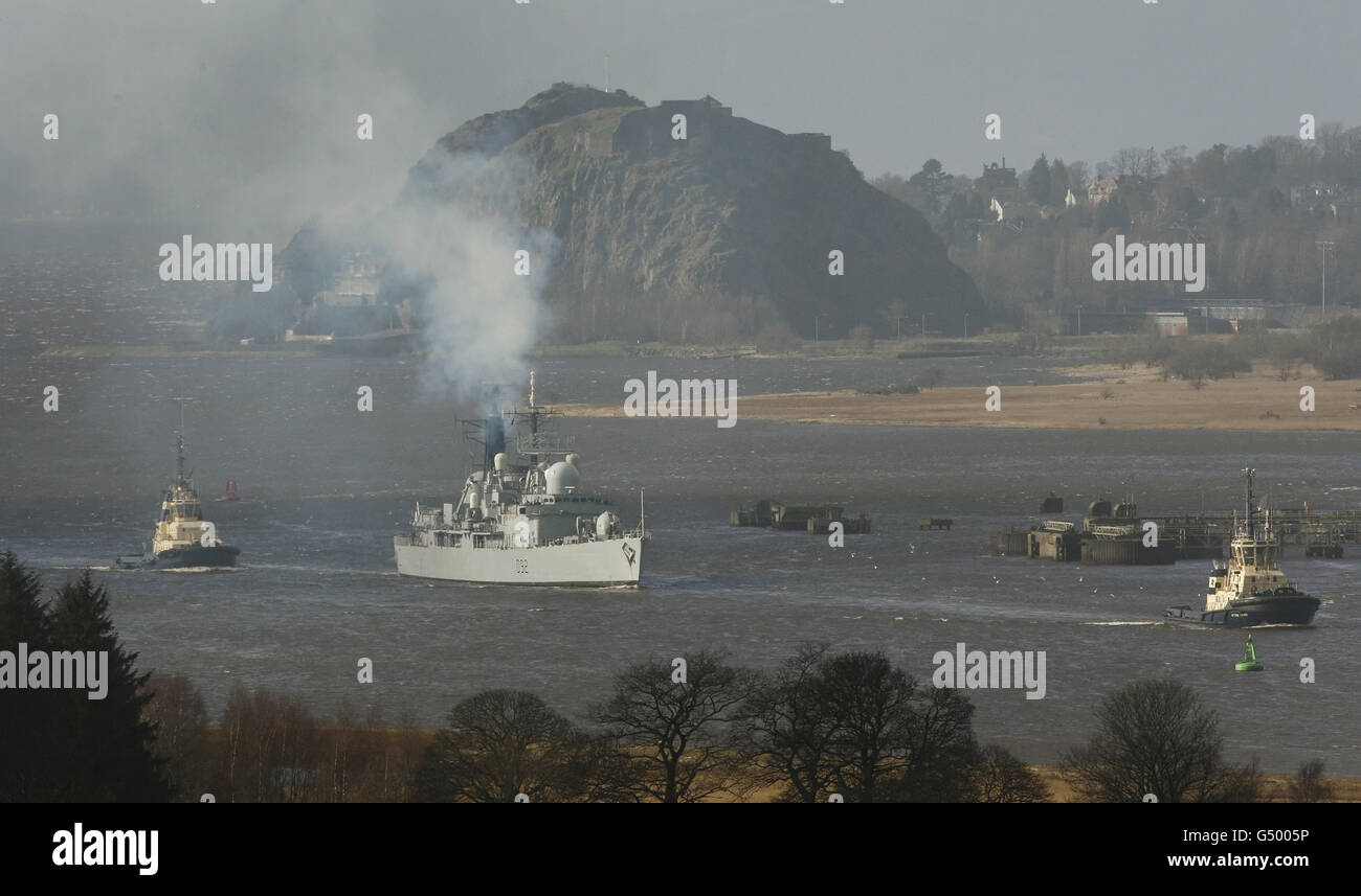 Le HMS Liverpool traverse la rivière Clyde.PHOTO AUTONOME: Le destroyer de type 42 HMS Liverpool traverse la rivière Clyde lors d'une visite de quatre jours à Glasgow. Banque D'Images