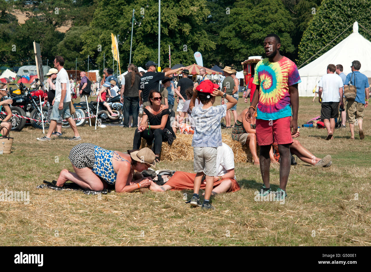 Les familles s'amuser au soleil sur les pelouses au Port Eliot Cornwall Festival Banque D'Images
