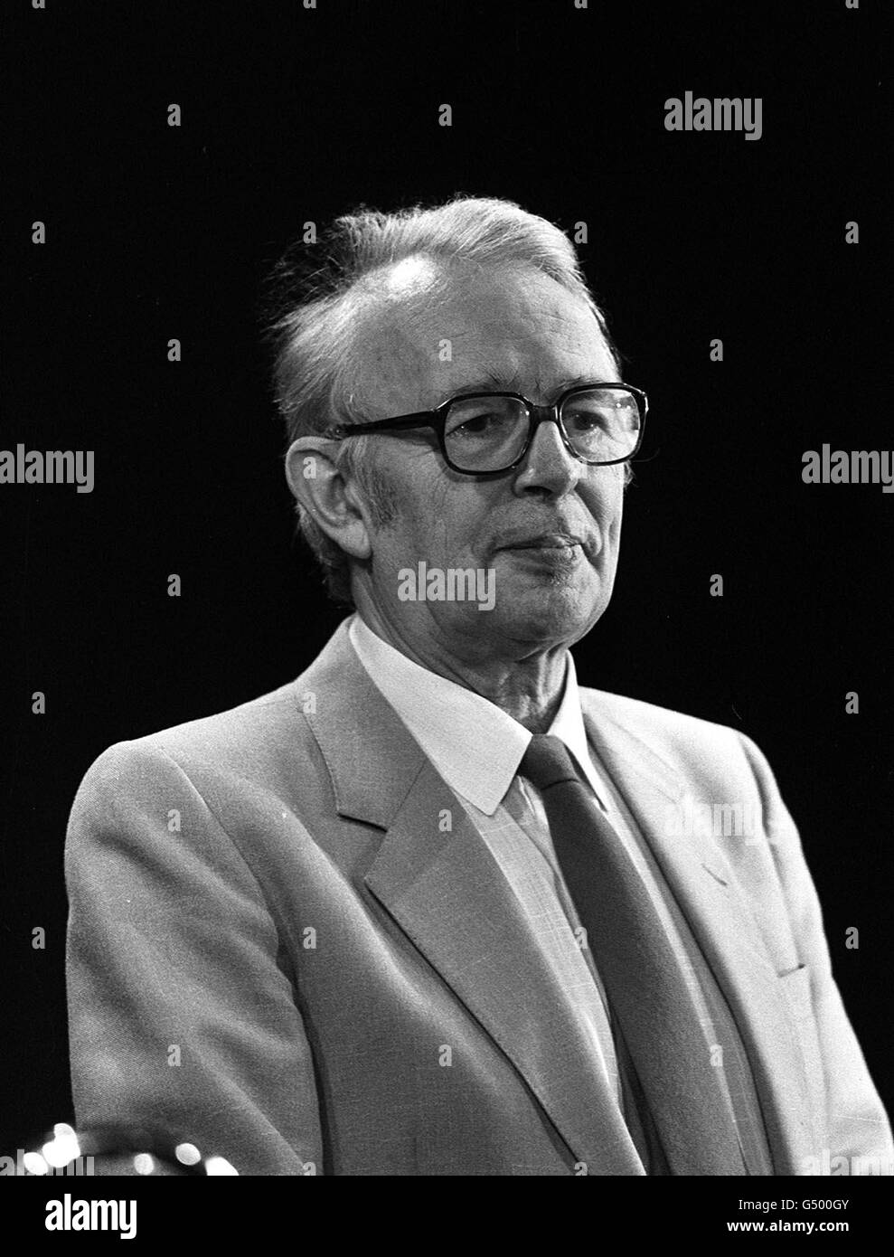 Trompettiste de jazz Humphrey Lyttelton. * 6/4/00 le vétéran de la musique Humphrey Lyttelton, 78 ans, a été jubilant après avoir été honoré d'un titre de réalisation à vie au Post Office British Jazz Awards. Le prix du chef de bande et du radiodiffuseur de radio 2 lui a été donné comme une surprise par les organisateurs alors qu'il a organisé une cérémonie de remise des prix au bâtiment BAFTA à Londres. Voir PA Story SHOWBIZ Jazz. Photo PA. Banque D'Images