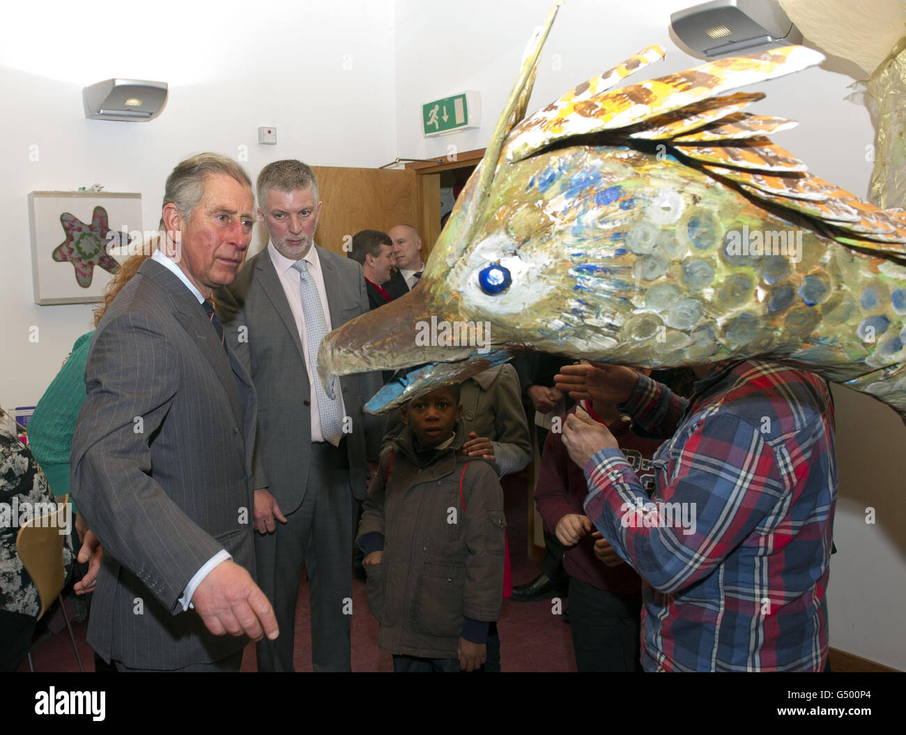 Le Prince de Galles voit un dragon de maché de papier lors d'une visite au Bromley by Bow Centre dans l'est de Londres. Banque D'Images