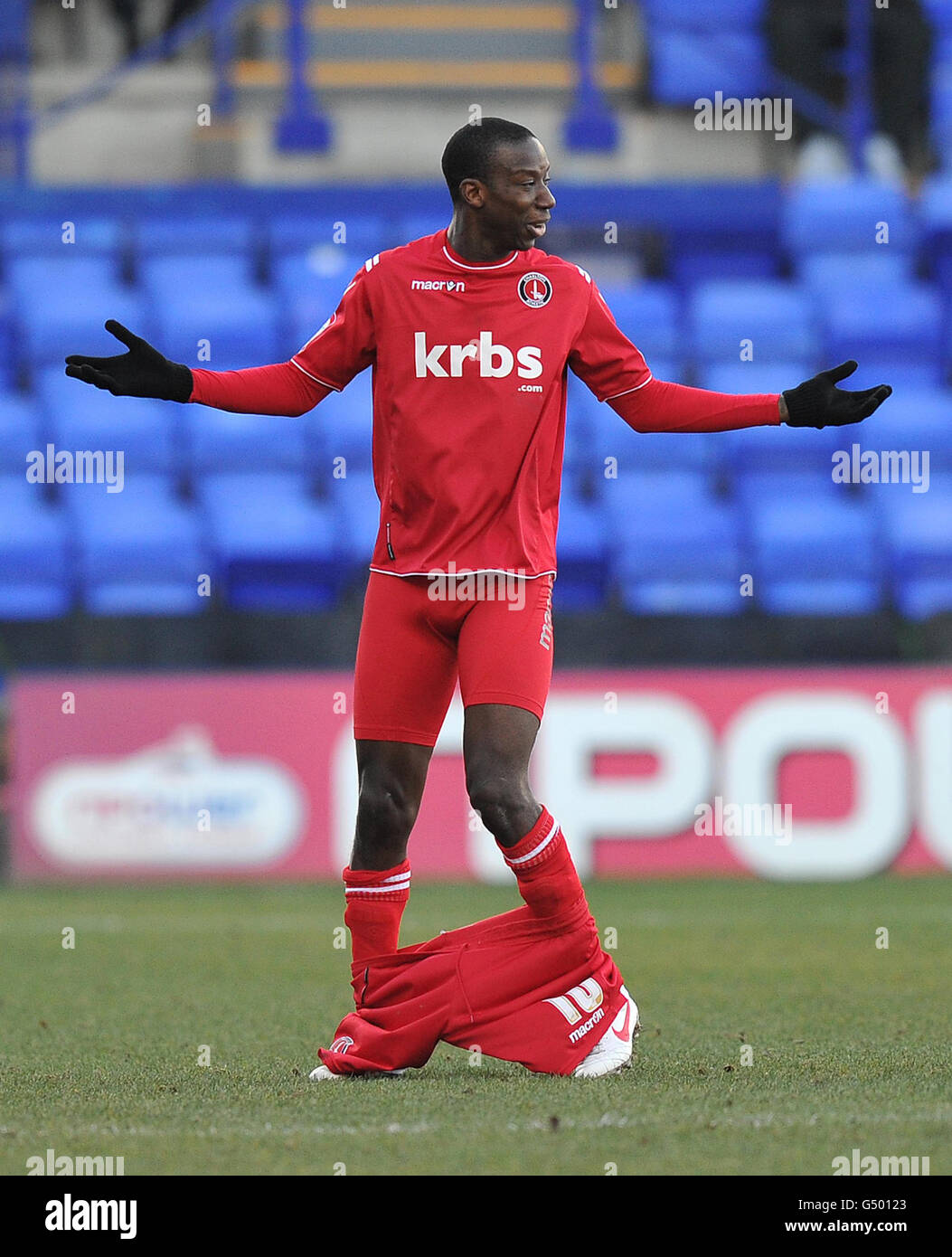 Football - npower football League One - Tranmere Rovers / Charlton Athletic - Prenton Park.Bradley Wright-Phillips de Charlton Athletic perd son short lors du match de npower football League One à Prenton Park, Wirral. Banque D'Images