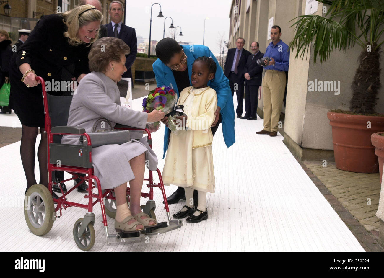 La princesse Margaret a fait une rare apparition publique lors d'une visite  au Chelsea Harbour Design Centre, à Londres, où elle a passé une partie de  sa visite en fauteuil roulant. *