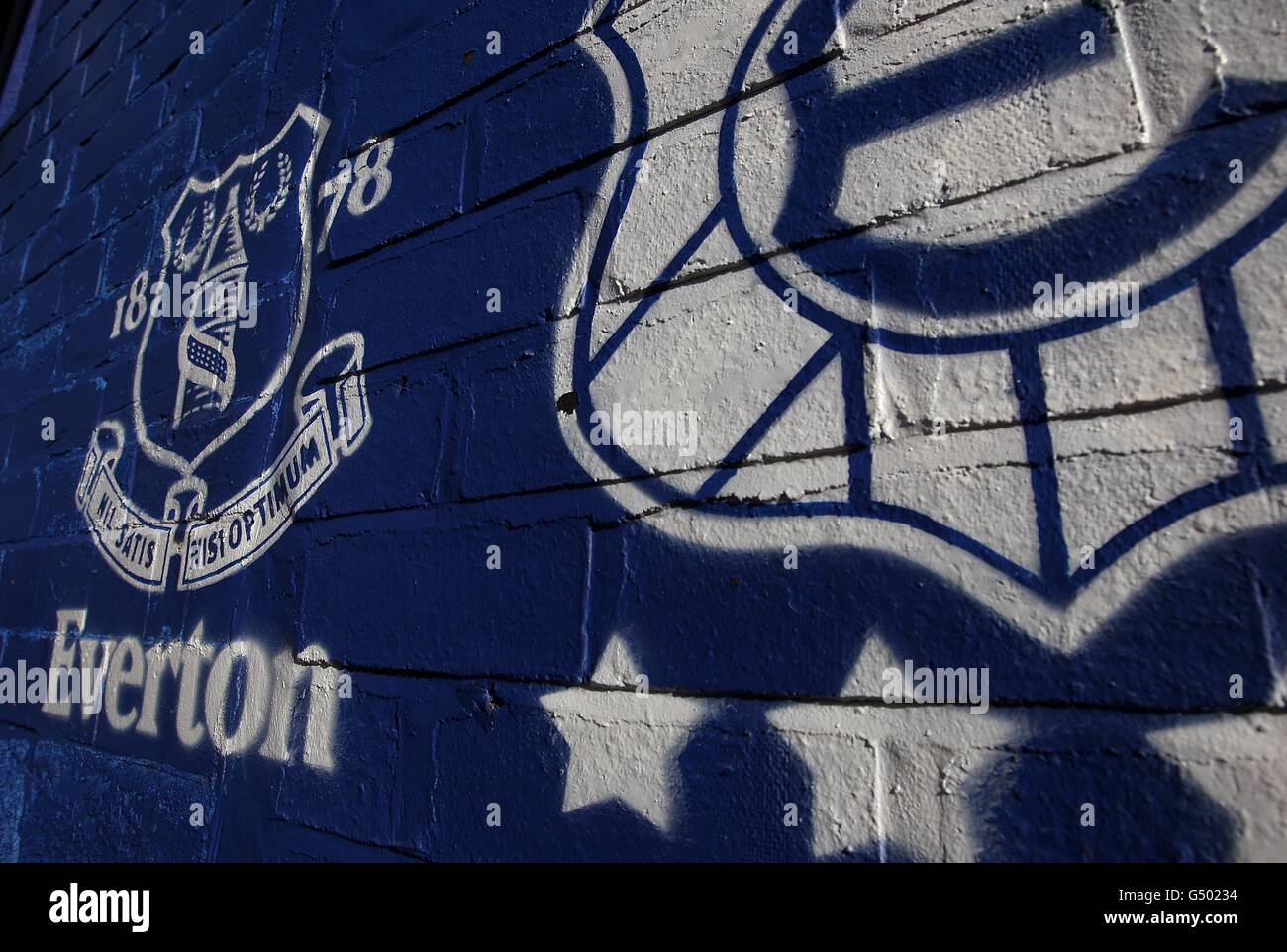 Football - FA Cup - Cinquième tour - Everton v Blackpool - Goodison Park. Un logo Everton sur le côté du stade Banque D'Images