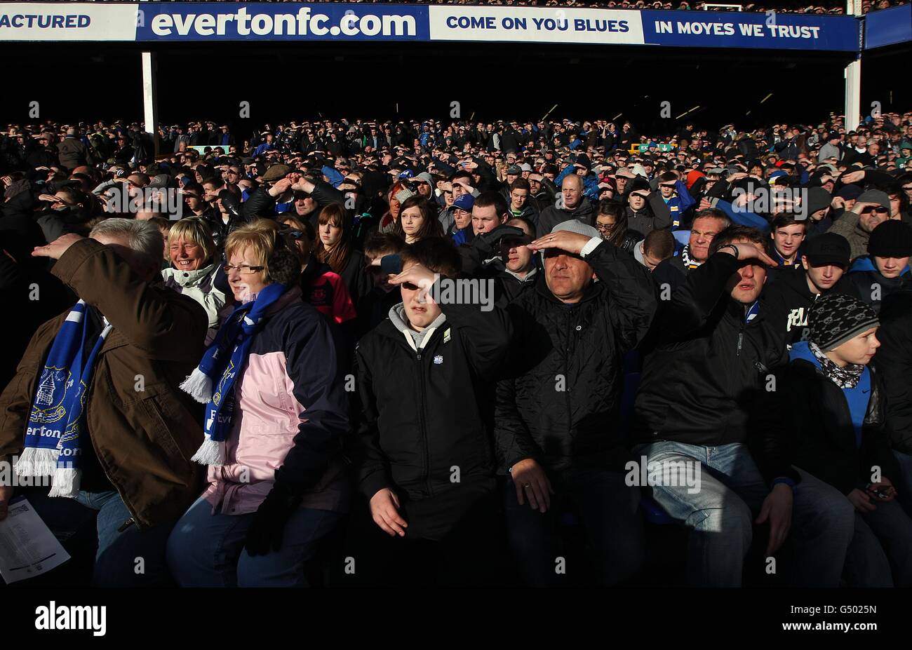 Football - FA Cup - Cinquième tour - Everton v Blackpool - Goodison Park.Les fans d'Everton protègent le soleil de leurs yeux dans les tribunes Banque D'Images