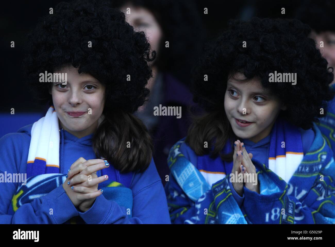 Football - FA Cup - Cinquième tour - Everton v Blackpool - Goodison Park.Les jeunes fans d'Everton portent des perruques Marouane Fellaini dans les stands Banque D'Images