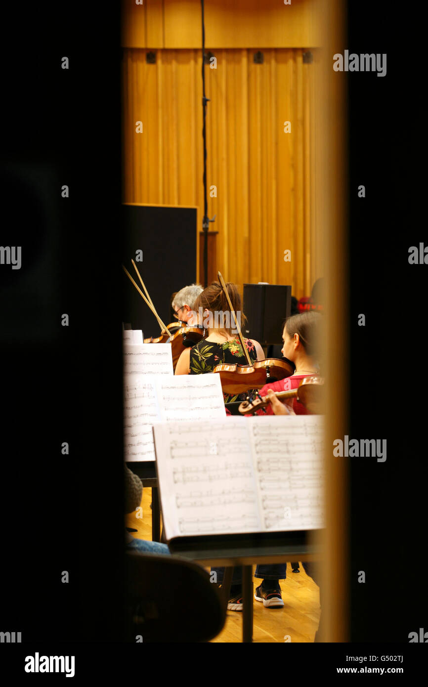 L'enregistrement en studio des musiciens à un enregistrement live, l'enregistrement en studio de musique. Violonistes. Banque D'Images