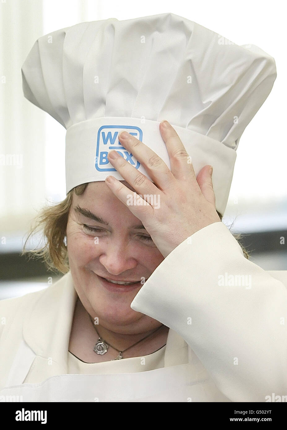 La chanteuse Susan Boyle prépare des crêpes à l'école secondaire St Augustine à Édimbourg, lors du lancement de la campagne de collecte de fonds de la Wee Box, Big change du SCIAF. Banque D'Images