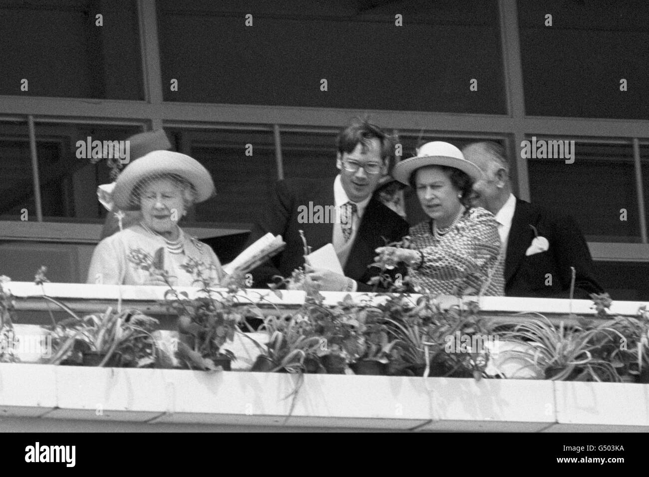 La Reine signale les chevaux à la Reine mère et au duc de Gloucester pendant qu'ils regardent l'action de la Royal Box. Banque D'Images