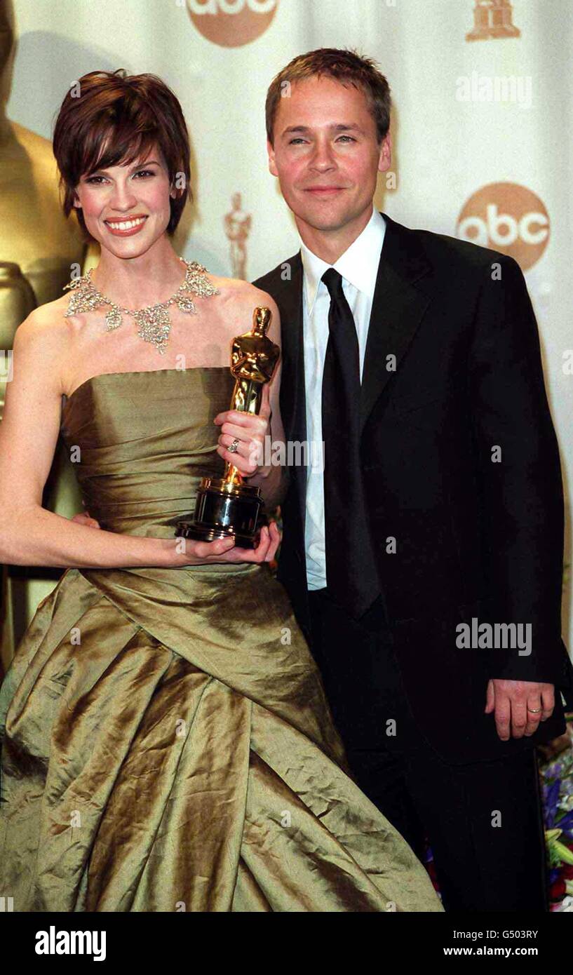 L'actrice américaine Hilary Swank avec son mari Chad Lowe et son Oscar de la meilleure actrice qu'elle a remporté pour son rôle dans le film Boys Don't Cry, aux 72e Prix annuels de l'Académie, qui ont eu lieu au Shrine Auditorium de Los Angeles. *Mme Swank porte une création de Randolph Duke et un collier de diamants du XVIIe siècle. * Swank porte une robe conçue par Randolph Duke. Banque D'Images