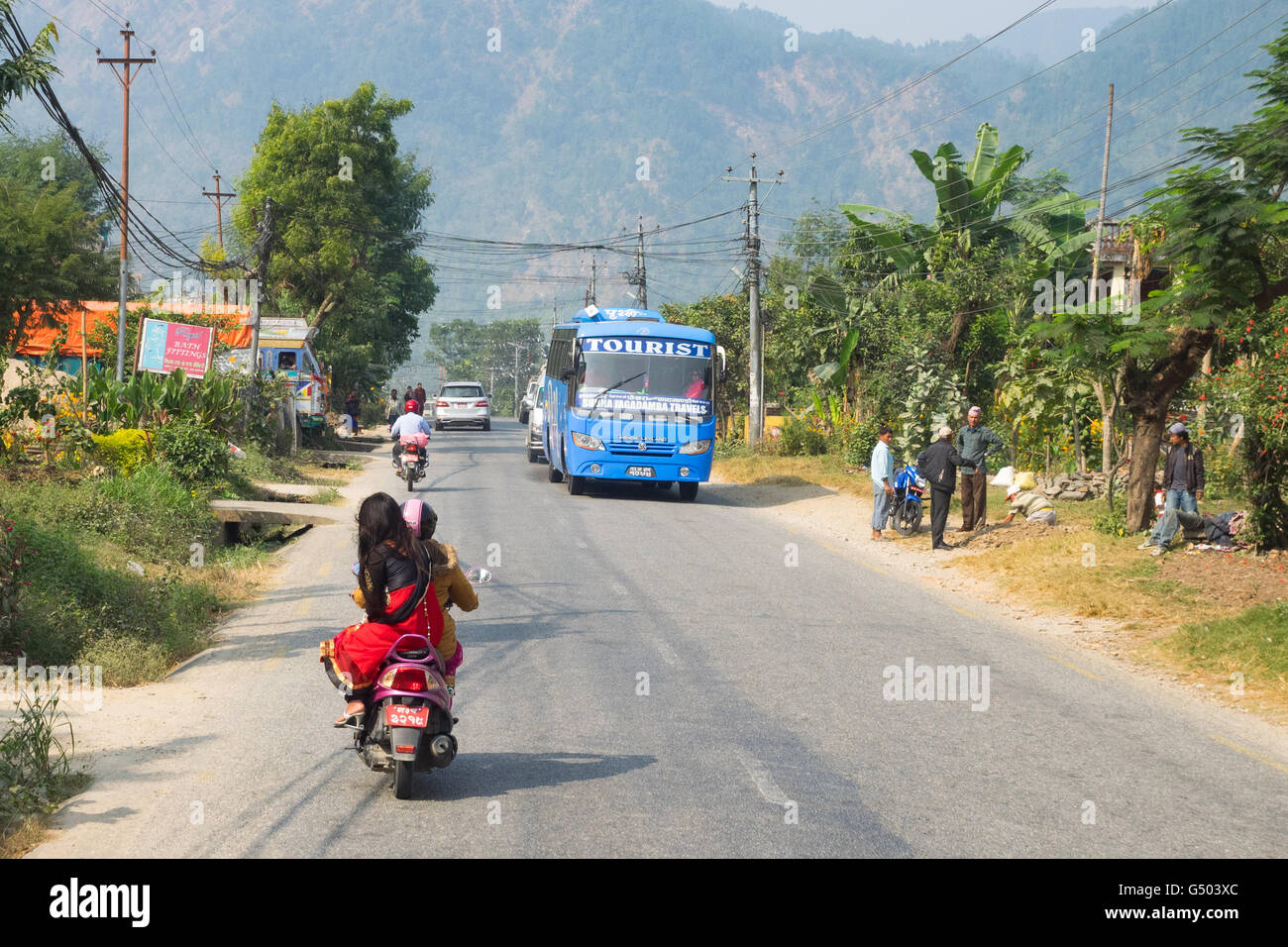 Le Népal, Région de l'Ouest, Aanbu Khaireni, Circuit de l'Annapurna - Katmandou à Bhulbhule - bus touristique sur l'autoroute à l'ouest de Katmandou près de Aanbu Khaireni Banque D'Images