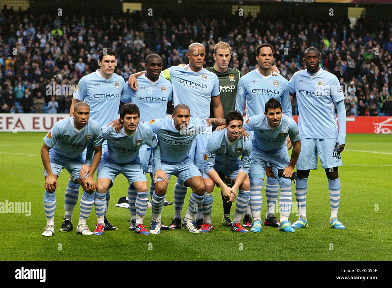 L'équipe de Manchester City se livre à une photo avant le coup d'envoi : (arrière, de gauche à droite) Gareth Barry, Micah Richards, Vincent Kompany, gardien de but Joe Hart, Joleon Lescott et Yaya Toure, (avant, de gauche à droite) Nigel de Jong, David Silva, Gael Clichy, Samir Nasri et Sergio Aguero. Banque D'Images