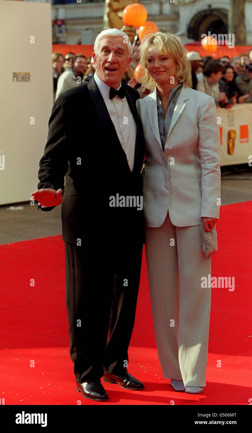 L'acteur américain Leslie Nielsen arrive aux Orange British film Academy Awards (BAFTA's) au cinéma Odeon de Leicester Square à Londres. Banque D'Images