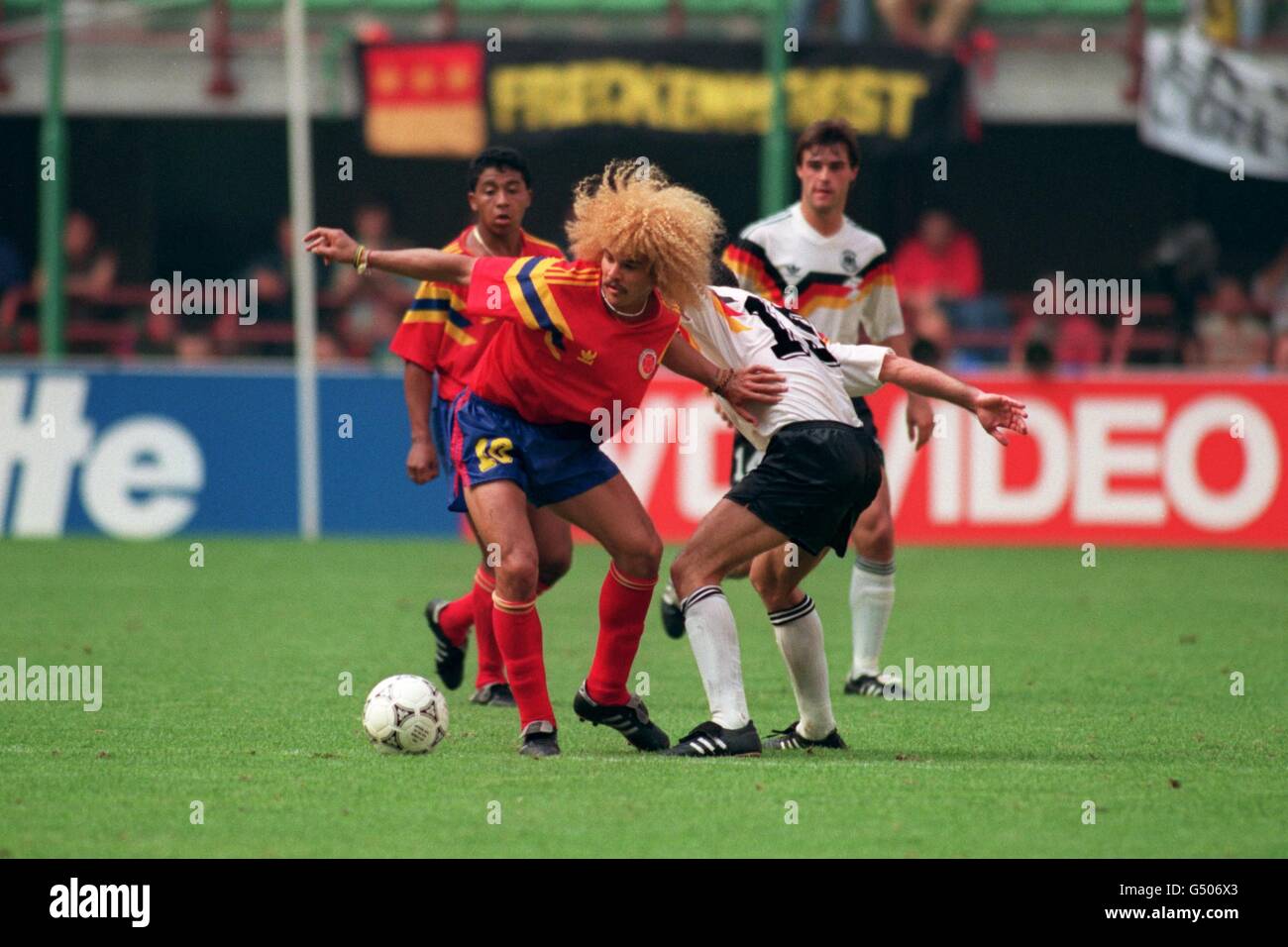 COUPE DU MONDE DE FOOTBALL.ALLEMAGNE contre COLOMBIE.CARLOS VALDERRAMA, EN COLOMBIE, DÉTIENT UN CHALLENGER EN ALLEMAGNE DE L'OUEST Banque D'Images
