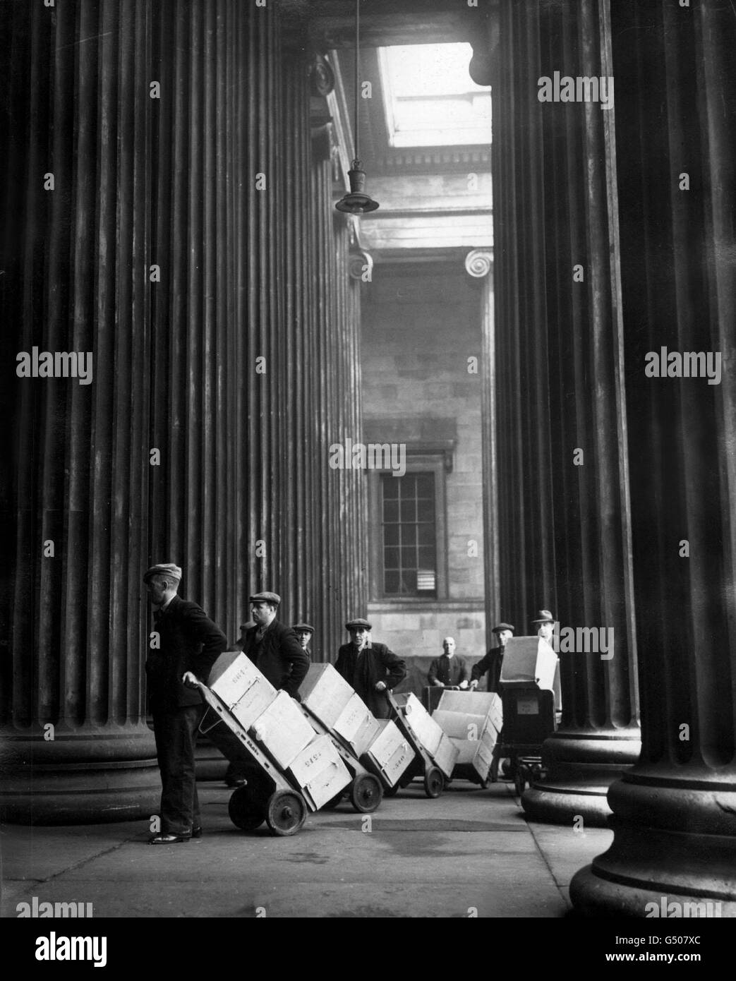 Les célèbres manuscrits qui ont été stockés pour la sécurité au château de Skipton, dans le Yorkshire, sont retournés au British Museum (après le blitz sur Londres pendant la Seconde Guerre mondiale). Banque D'Images