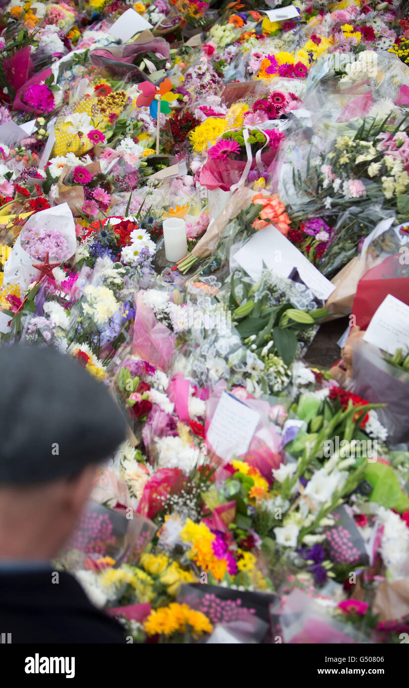 Les membres du public regarder tributs floraux à Birstall, comme un service a eu lieu plus tôt pour Jo Cox à l'église St Pierre à Birstall, West Yorkshire, où elle a été décrite comme un 'Bon Samaritain' du 21e siècle, de fidèles a dit, dans le village où elle a été tué. Banque D'Images