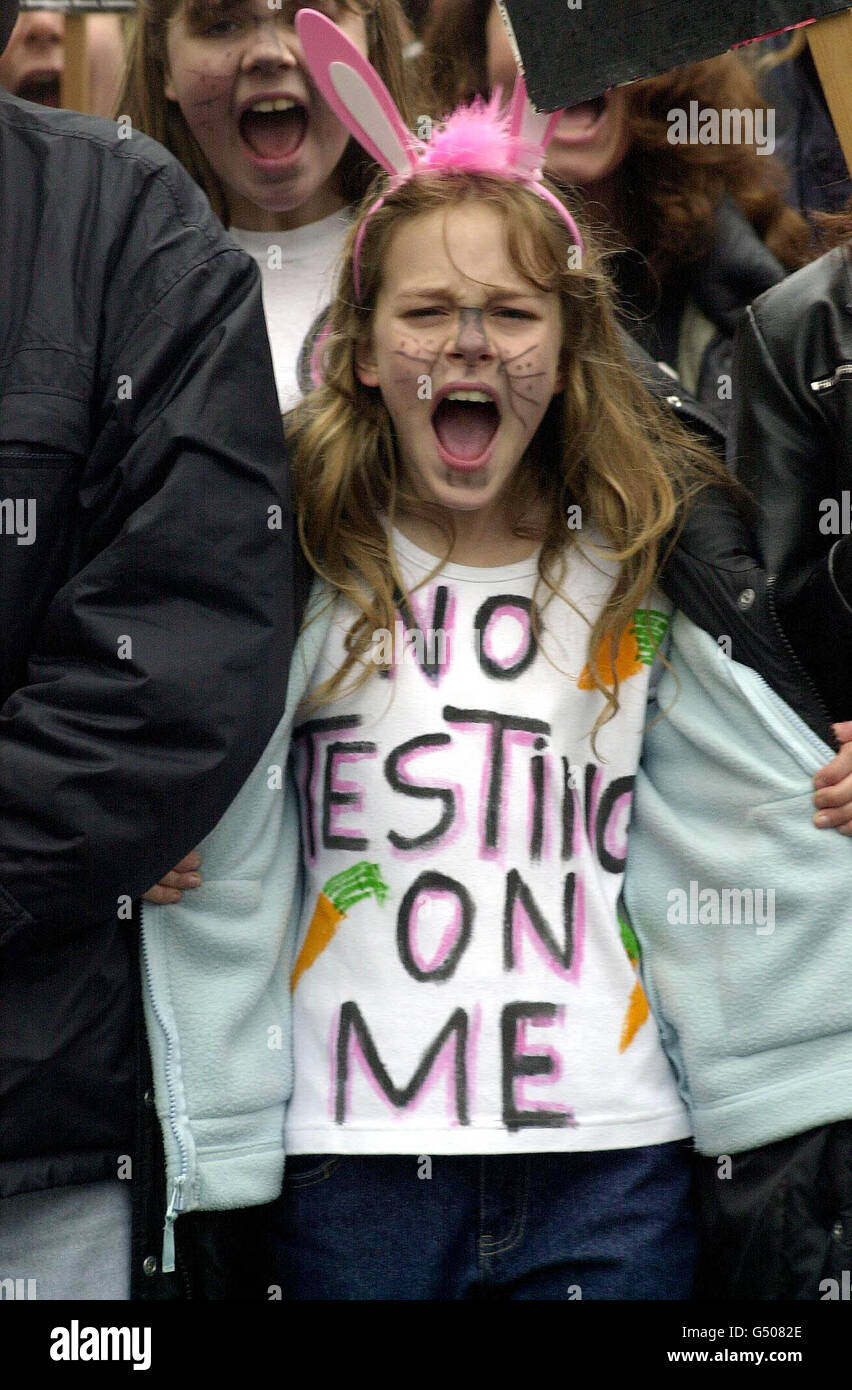 Une jeune fille porte un tee-shirt avec « No Testing On Me » écrit dessus, lors d'un rallye anti-vivisection à Trafalgar Square, Londres, pour marquer le mois mondial des animaux de laboratoire.La marche Unlock the Labs au départ de Hyde Park a abouti à un rassemblement à Trafalgar Square.* il a été organisé par la National anti-Vivisection Society. Banque D'Images