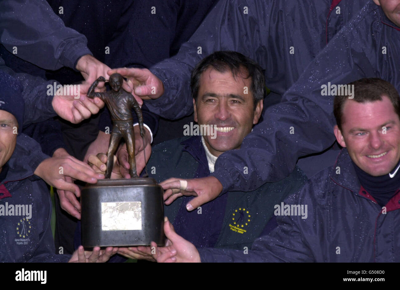 Seve Ballesteros et l'équipe européenne gagnante avec le Trophée Ballesteros. Seve a produit une exposition d'époque pour le capitaine Colin Montgomerie et inspirer son côté à une victoire de rêve à Sunningdale. Banque D'Images