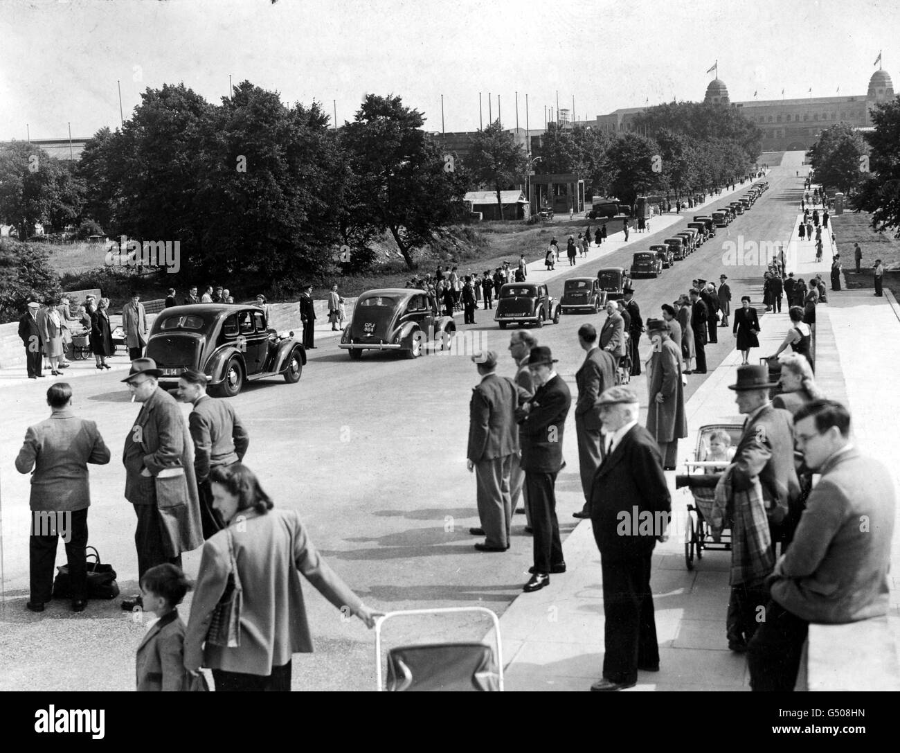 M. Alfred Barnes, ministre des Transports, a officiellement ouvert la nouvelle voie olympique entre la gare de Wembley Park et l'Empire Stadium de Wembley.Un flot de voitures passe le long de la nouvelle voie olympique après son ouverture . Banque D'Images