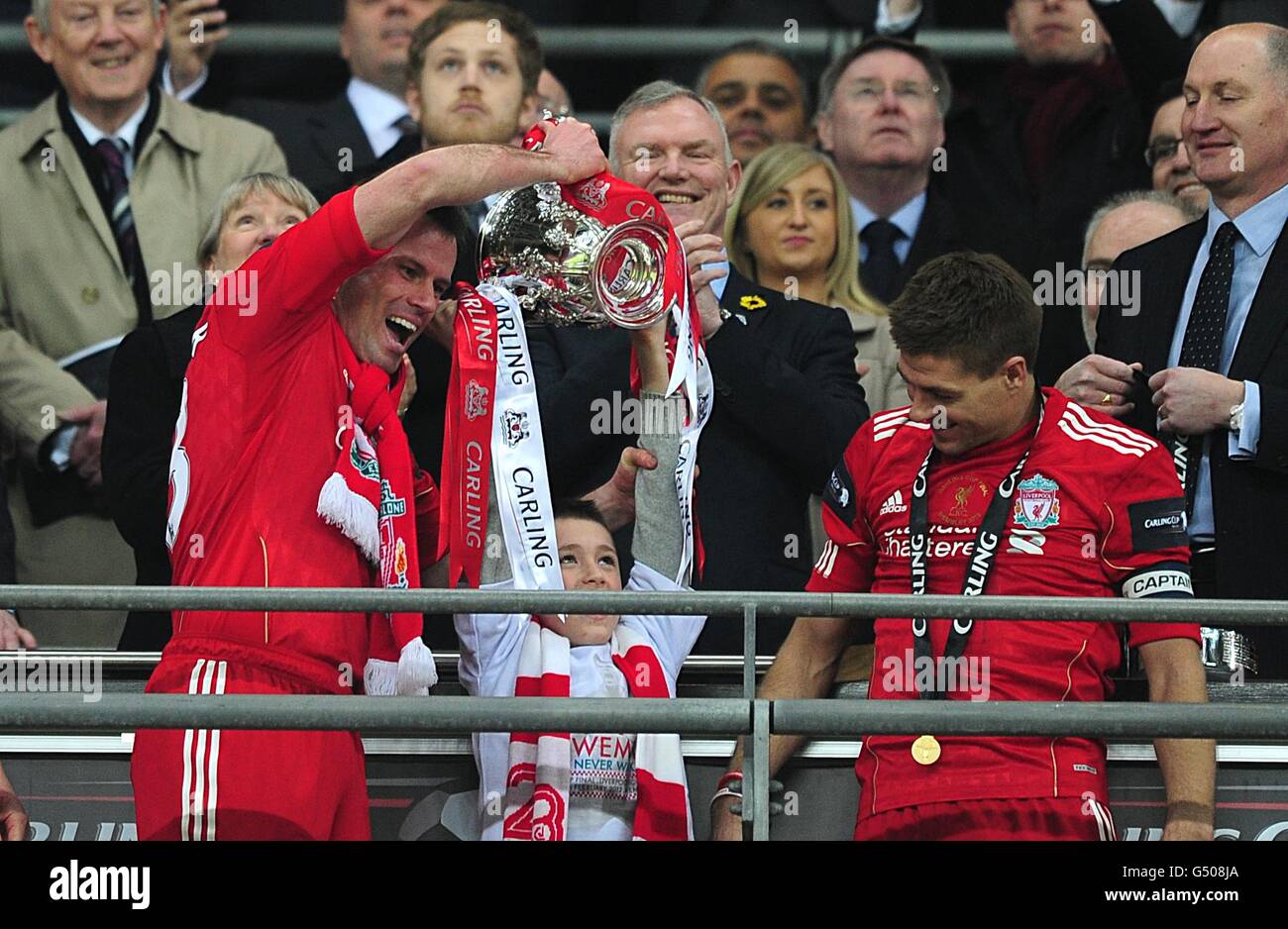Jamie Carragher de Liverpool (à gauche) et son fils célèbrent avec le  Trophée de la coupe de Carling comme Steven Gerrard (à droite) regarde  dessus Photo Stock - Alamy