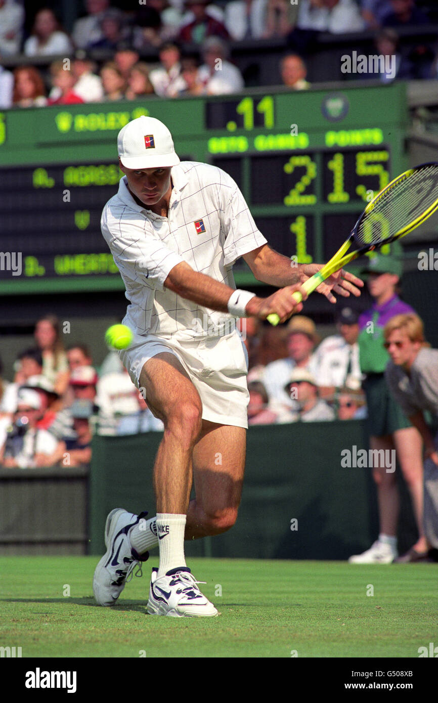 Tennis - 1995 de Wimbledon - masculin - Troisième round - David Wheaton v Andre Agassi - All England Lawn Tennis ... Banque D'Images