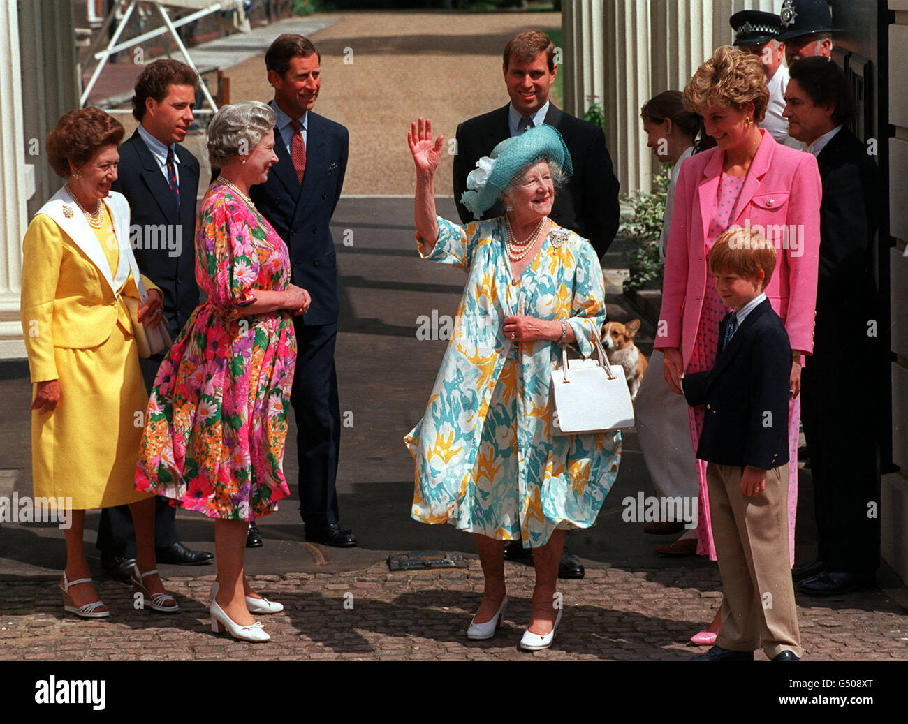 La reine mère, qui célèbre son 92e anniversaire, se fait une vague vers les adeptes de la rue à l'extérieur de Clarence House, entourée de sa famille. De gauche à droite : la princesse Margaret, Lord Linley, la reine, le prince de Galles, le duc d'York, la princesse de Galles et le prince Harry. Banque D'Images