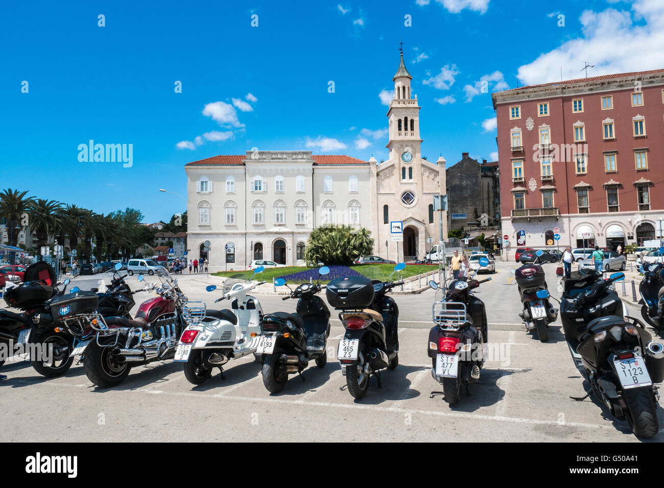 Motor Cycles stationnés devant l'église de Saint François (Samostanska crkva sv. Frane), Split, Croatie, la côte dalmate Banque D'Images