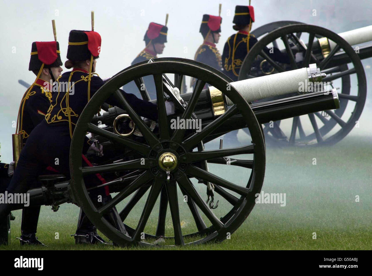 La troupe du roi l'Artillerie royale tire un Royal Salute de 41 armes à feu dans Hyde Park à Londres pour marquer le 74e anniversaire de la reine, qui a eu lieu le Vendredi Saint Banque D'Images