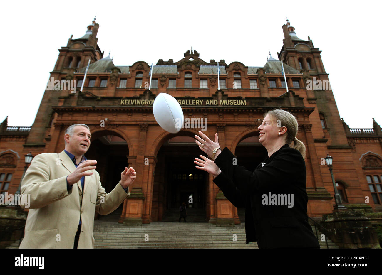 Shona Robinson, ministre des sports, et Scott Hastings, ambassadeur de Glasgow 7 (à gauche), devant le musée Kelingrove, à Glasgow. Banque D'Images