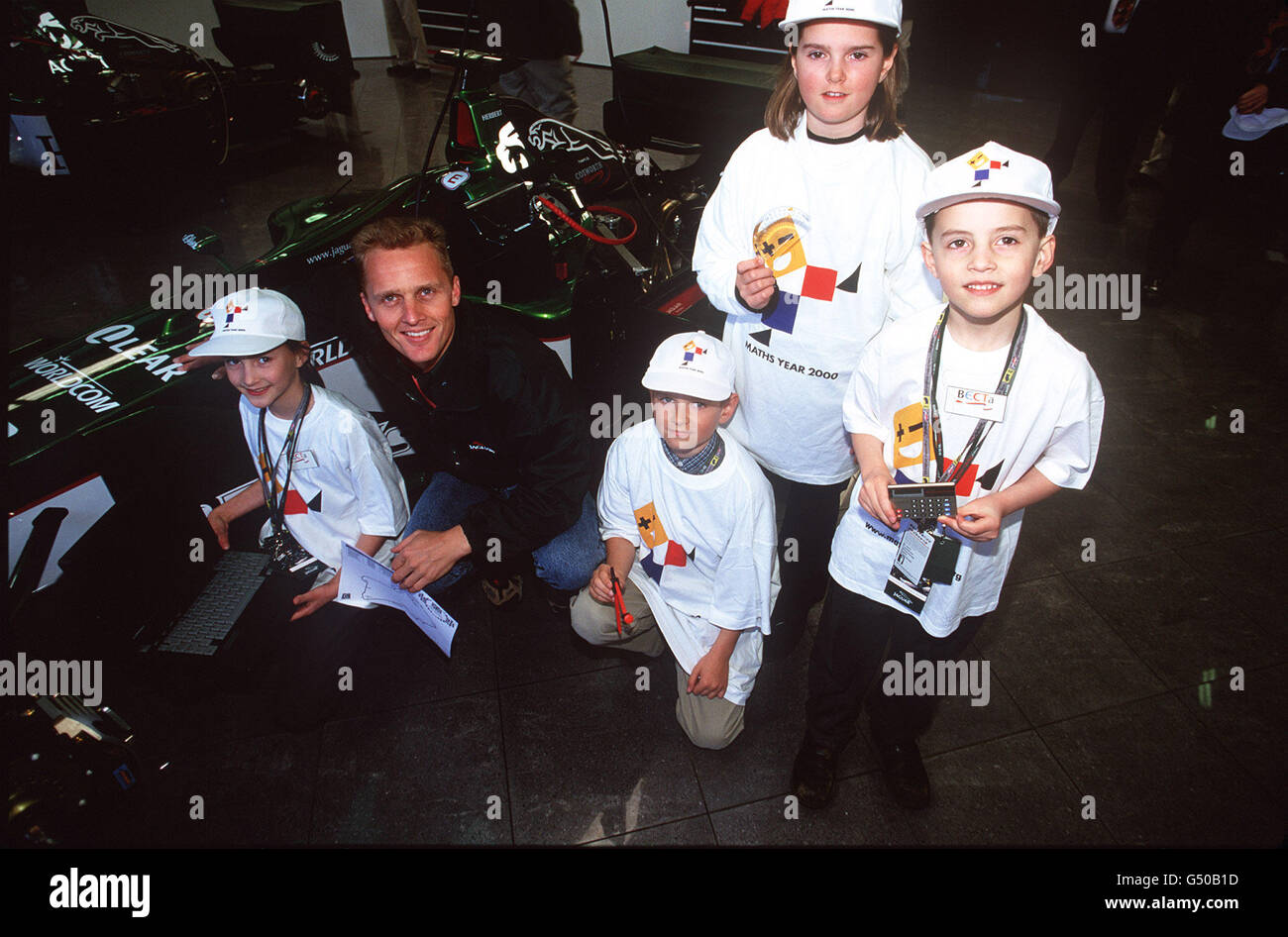 Un concours national visant à aider les enfants à développer leurs compétences en mathématiques en mettant en place et en exécutant une voiture de course virtuelle Grand Prix a été lancé avec le pilote de Jaguar Racing Johnny Herbert à Silverstone. * le défi de mathématiques en ligne du Grand Prix est destiné aux enfants de l'école primaire. Le concours est organisé par la British Educational Communications and Technology Agency [Becta], pour soutenir l'initiative de l'année 2000 des mathématiques du gouvernement, et est parrainé par Jaguar. [G-D] Josephine Brayshaw [10], Johnny Herbert, Sam Browning [8}, Lucy Browning [10] Hugh Brayshaw [7]. Banque D'Images