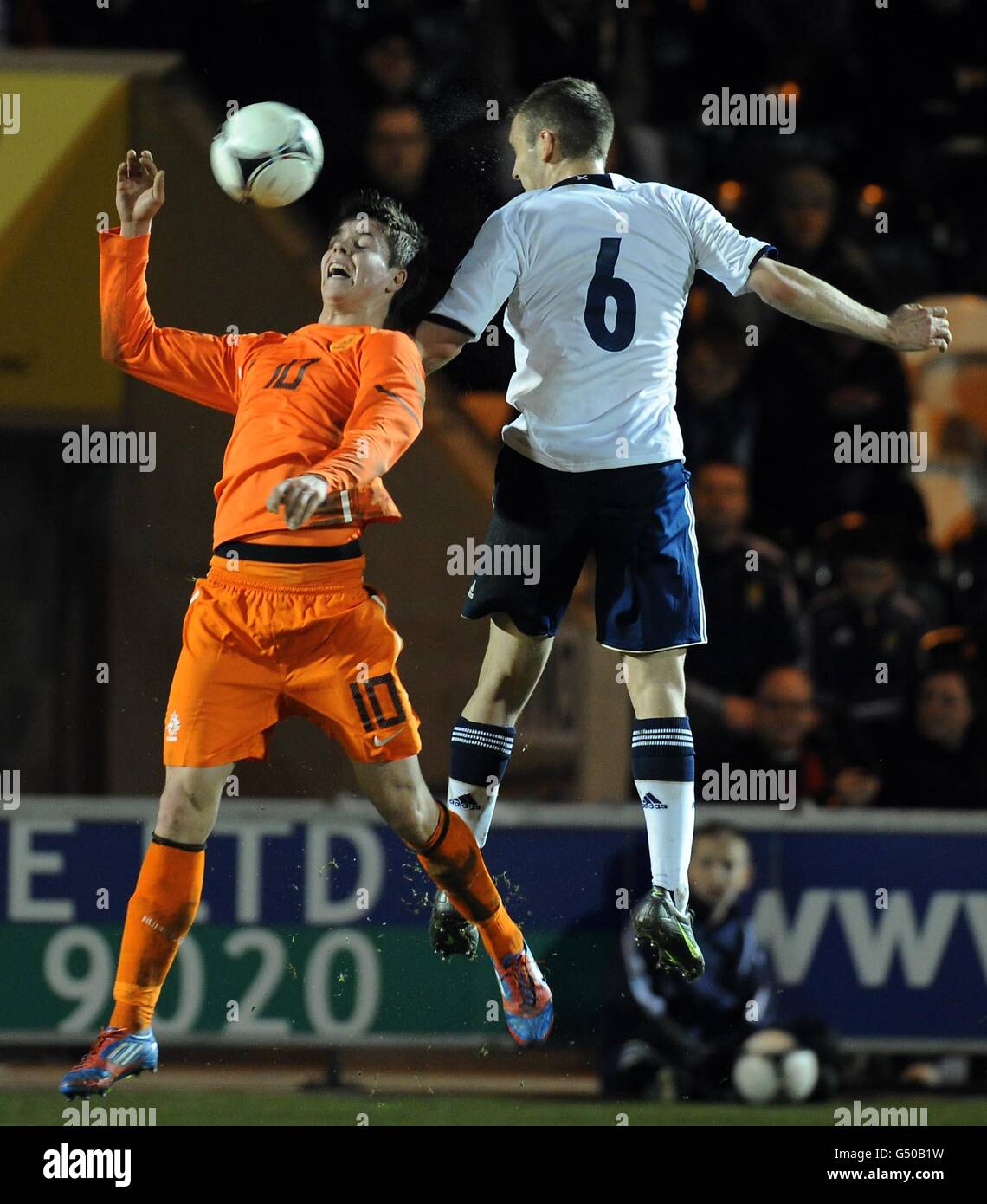 Marco Vanginkel aux pays-Bas et Liam Kelly en Écosse (à droite), défi de ballon dans les airs lors du match de qualification de championnat des moins de 21 ans de 2013 euros à St Mirren Park, Paisley. Banque D'Images