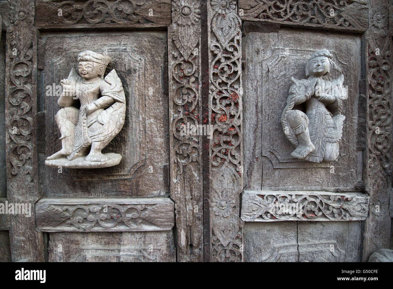 Détail de sculptures sur bois au monastère Shwenandaw Kyaung, Mandalay, Myanmar, région de Mandalay Banque D'Images