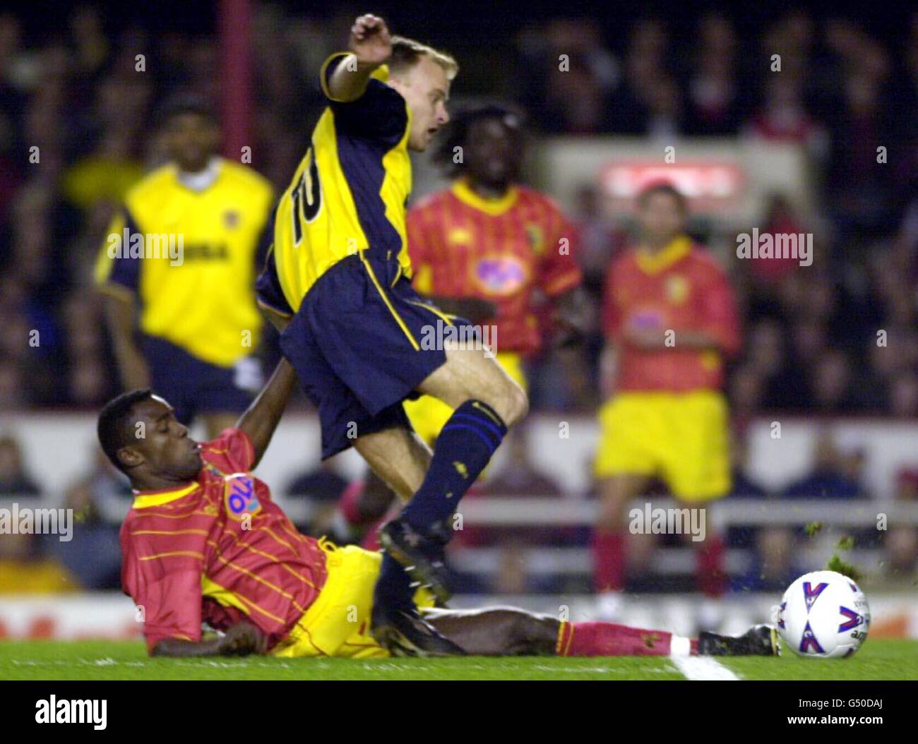 Dennis Bergkamp (à droite) d'Arsenal s'attaque à Alex Nyarko de Lens, lors de la première demi-finale de la coupe de l'UEFA à Highbury, au nord de Londres. Banque D'Images