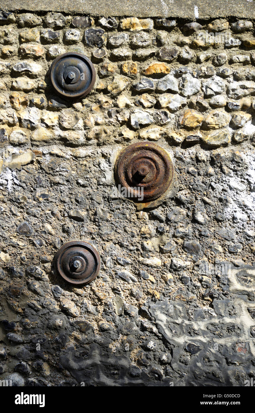 Patress plaques sur une paroi en pierre à Hove, East Sussex Banque D'Images