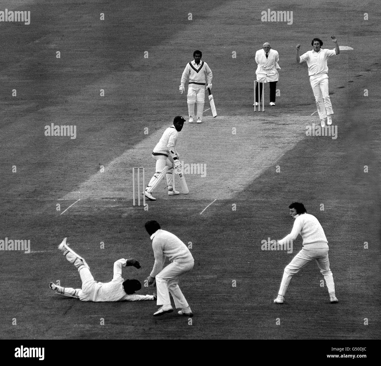 Le gardien de cricket d'Angleterre Alan Knott (en bas à gauche) ne parvient pas à rassembler le ballon et un snick de Viv Richards (au centre, chauve-souris) des West Indies, à l'extérieur d'une balle de Chris Old (en haut à droite), lors de leur premier match de test de cricket à Trent Bridge, Nottingham. Banque D'Images