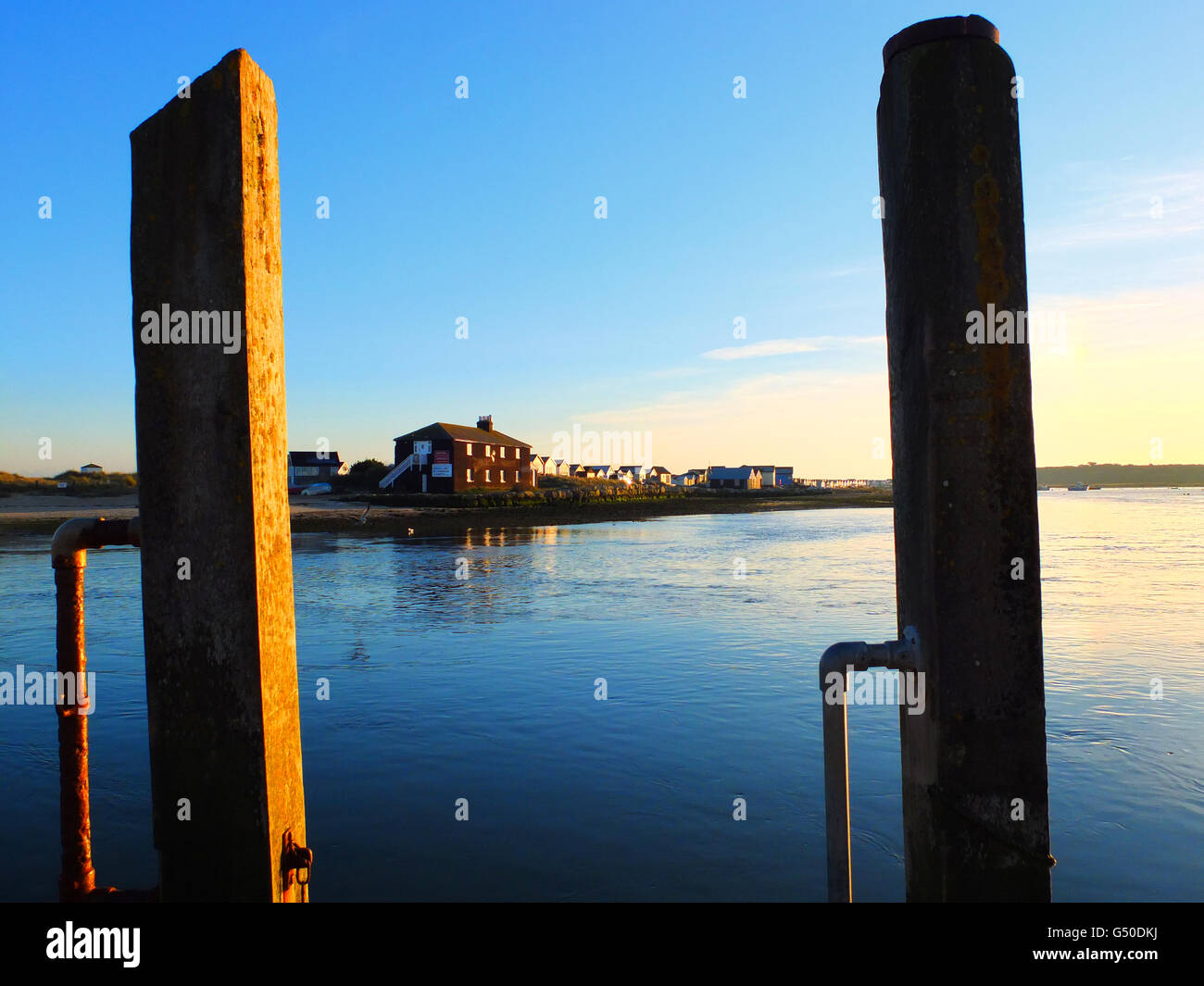 La maison noire sur Mudeford Quay, Dorset, entre postes près de Sunset Harbour Banque D'Images