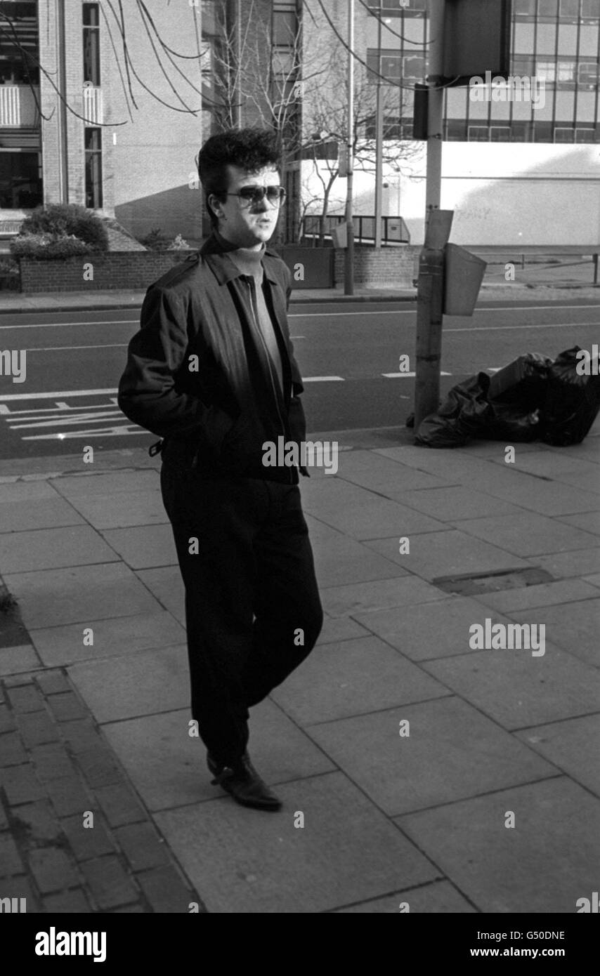 Steve Strange (vrai nom Stephen John Harrington), chanteur pop du groupe  Visage, à Londres, où il a été mis en liberté sous caution au Highbury  Magistrats court après avoir choisi de se