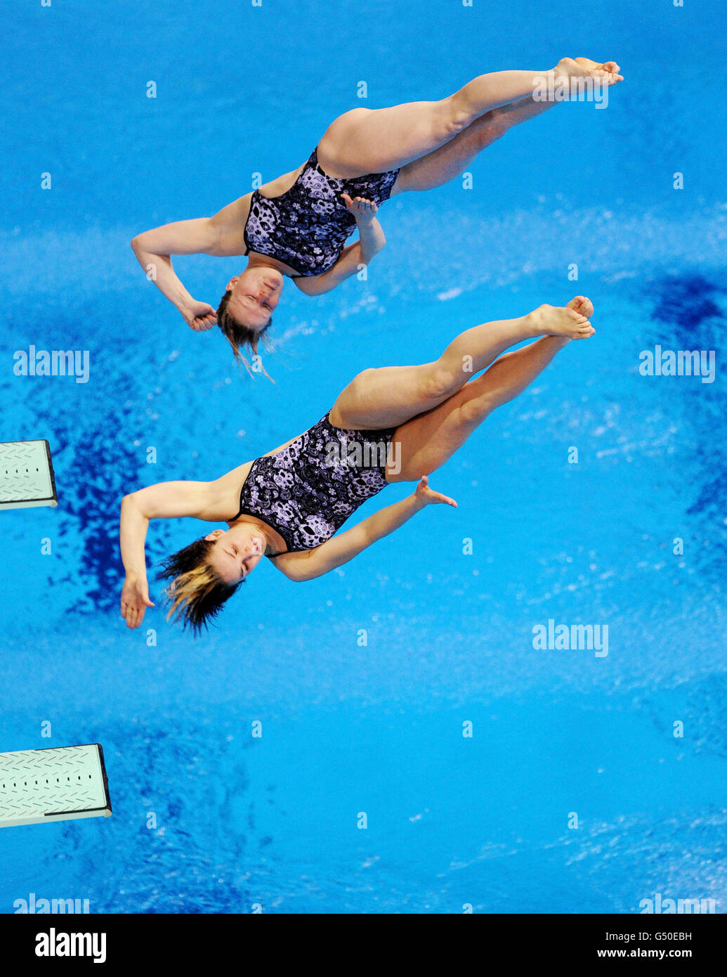 Germanys Katja Dieckow et Nora Subschinski participent au Springboard synchronisé de 3 m féminin lors de la 18e coupe du monde de plongée Visa de la FINA au Centre aquatique du Parc olympique de Londres. Banque D'Images