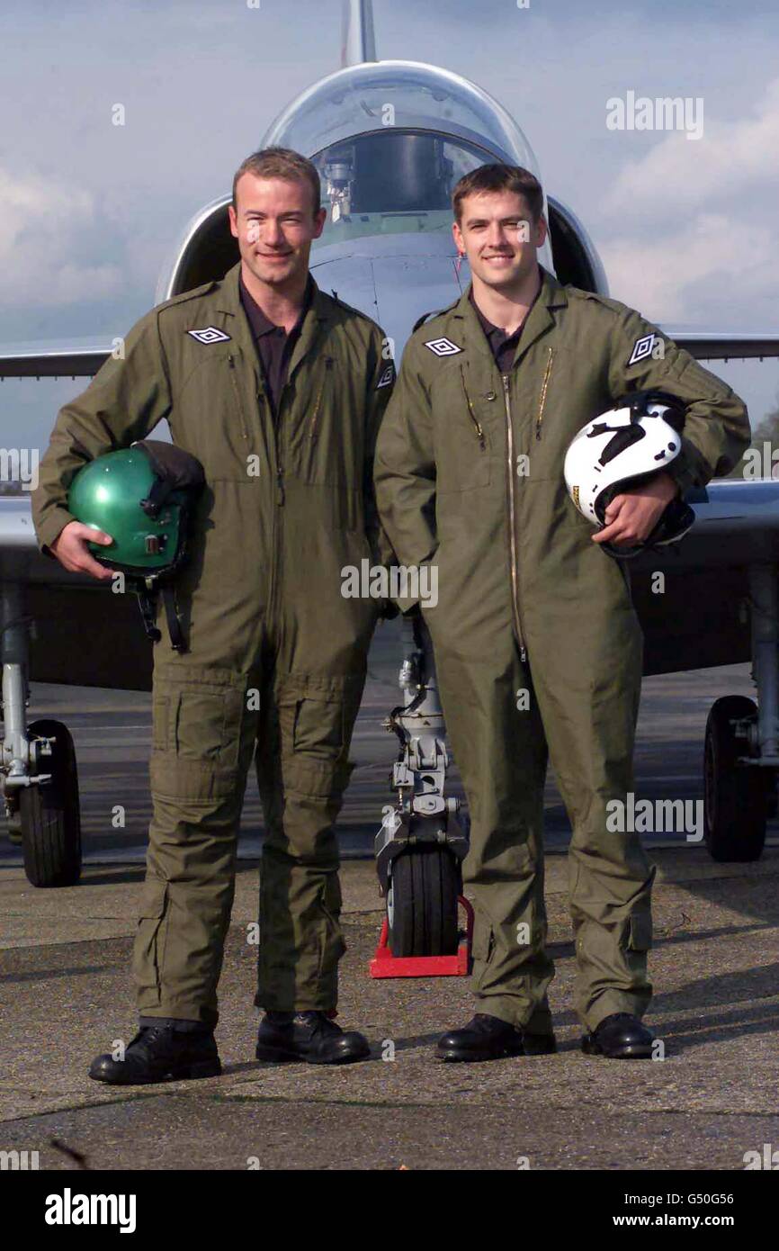 Les grévistes d'Angleterre Alan Shearer (L), et Michael Owen se sont  retrouvés dans la même équipe qu'ils ont fait des combinaisons volantes à  North Weald Airfield, pour lancer une nouvelle chaussure Umbro