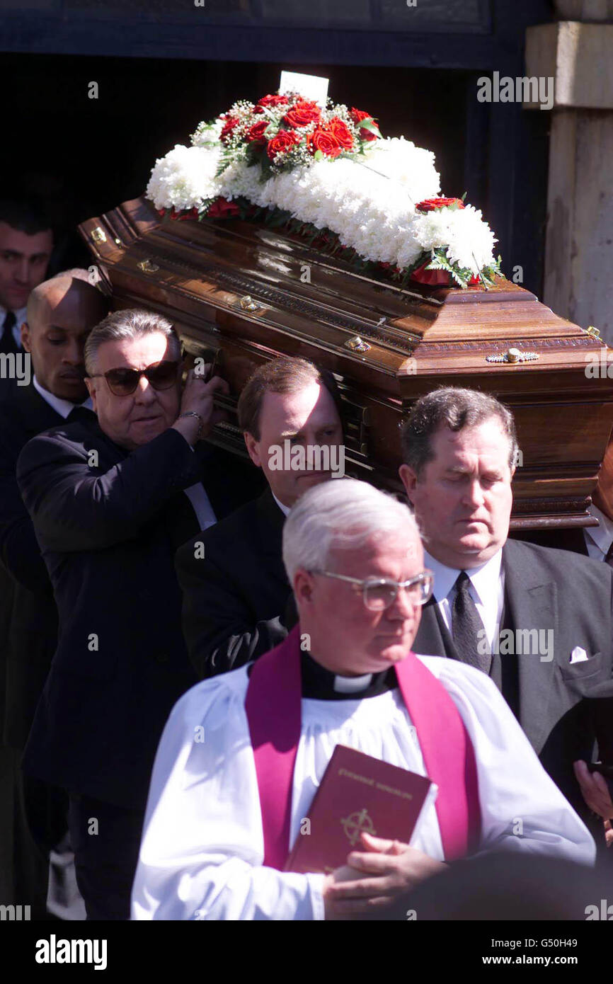 Le cercueil de Charlie Kray quitte l'église St Matthews, Bethnal Green, Londres. Charlie, 73 ans, est décédé à la prison de Parkhurst, sur l'île de Wight, le 4 avril, alors qu'il purgeait une peine de 12 ans d'emprisonnement pour avoir été le maître d'œuvre d'un complot de contrebande de cocaïne. Banque D'Images