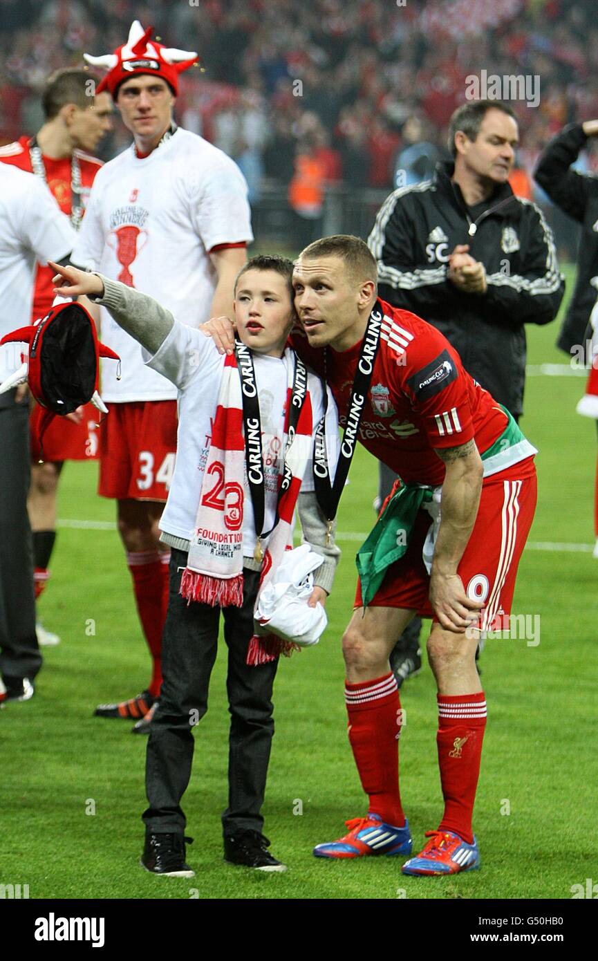 Football - Carling Cup - finale - Cardiff City / Liverpool - Wembley Stadium.Craig Bellamy de Liverpool (à droite) après le match Banque D'Images