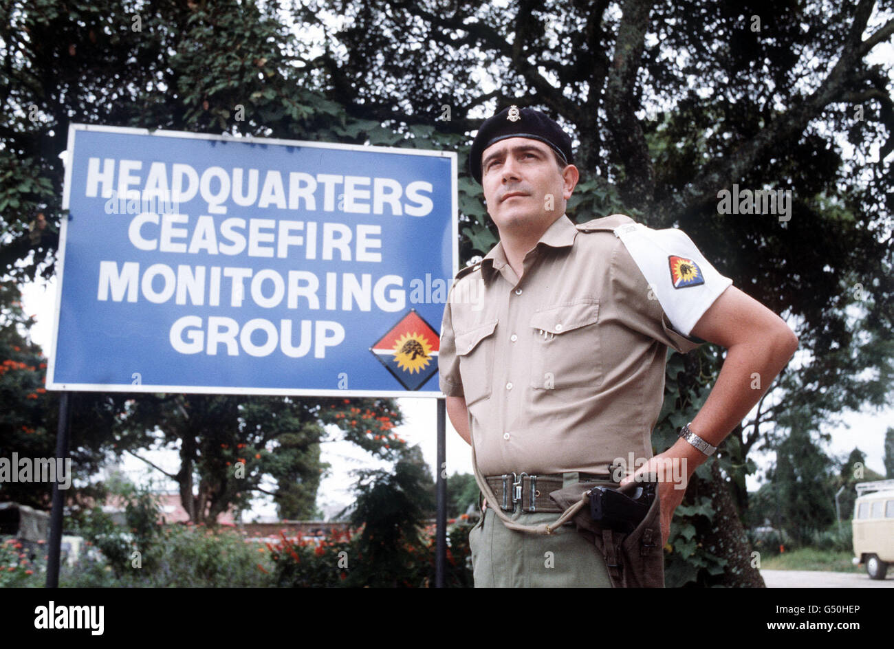 RHODÉSIE 1980 : Bombardier John Gayland, 29 ans, de la 1ère Artillerie royale de chevaux en service à l'extérieur du quartier général de la Force de surveillance du cessez-le-feu de Rhodésie, à l'école secondaire Morgan de Salisbury, pendant la préparation de l'élection générale de Rhodésie. Banque D'Images
