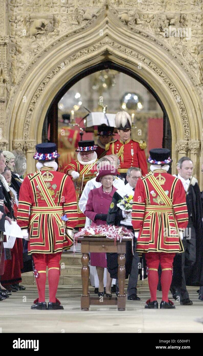 La reine Elizabeth II marque Maundy jeudi en distribuant de l'argent Maundy aux pensionnés pendant un service à la cathédrale de Lincoln. Les 148 récipiendaires ont tous été recommandés par le clergé et les ministres de toutes les confessions, pour des services à la communauté. Banque D'Images