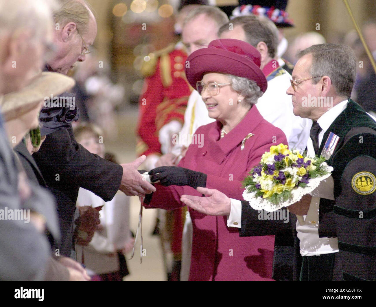 La reine Elizabeth II marque Maundy jeudi en distribuant de l'argent Maundy aux pensionnés pendant un service à la cathédrale de Lincoln. Les 148 récipiendaires ont été recommandés par le clergé et les ministres de toutes les confessions. * en reconnaissance de leur service à l'église et à la communauté. 12/4/01: La Reine donnait de l'argent à Maundy à 150 retraités chrétiens dans l'une des plus anciennes cérémonies royales de l'histoire datant de 800 ans. La Reine distribue des pièces d'argent très prisées d'une valeur égale à son âge - elle a 75 ans plus tard ce mois-ci à 75 hommes et 75 femmes. L'antiquité du Maundy Service, cette année à Banque D'Images